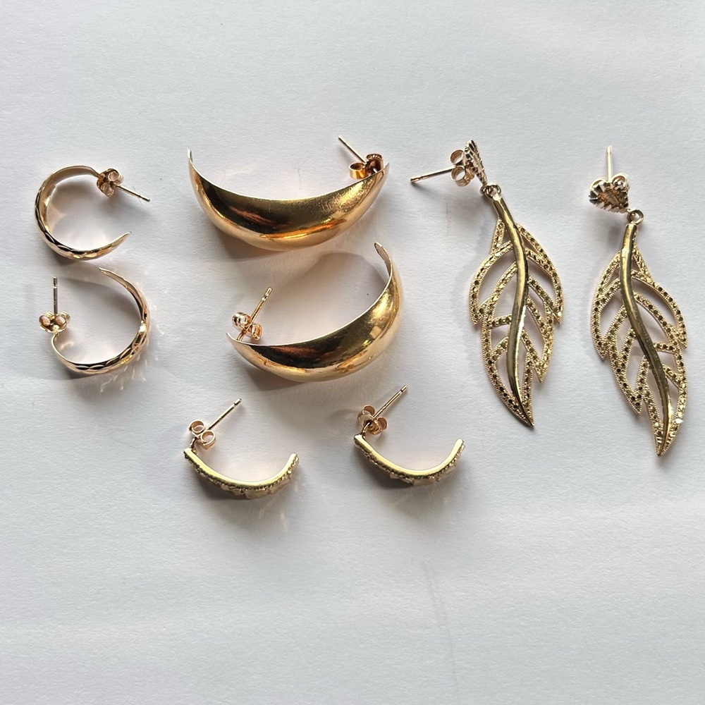 Four (4) pairs of 14k gold earrings - Picture 2 of 3
